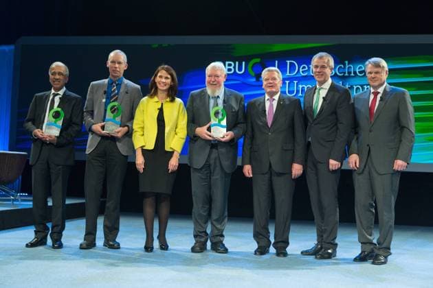 DEU, Deutschland, Nordrhein-Westfalen, Essen, 08.11.2015: Deutsche Bundesstiftung Umwelt Deutscher Umweltpreis Festakt Überreichung des Preises vlnr. Prof. Dr. Mojib Latif; Prof. Dr. Johan Rockström; Rita Schwarzelühr-Sutter (SPD) Parl. Staatssekretärin Bundesumweltministerium; Prof. em. Dr. Michael Succow; Joachim Gauck, Bundespräsident; Johannes Remmel (Bündnis 90 Die Grünen), Minister für Klimaschutz, Umwelt, Landwirtschaft, Natur- und Verbraucherschutz des Landes Nordrhein-Westfalen; Dr. Heinrich Bottermann, Generalsekretär DBU