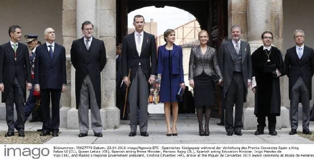 Spanisches Königspaar während der Verleihung des Premio Cervantes Spain s King Felipe VI (CL), Queen Letizia (CR), Spanish acting Prime Minister, Mariano Rajoy (3L), Spanish acting Education Minister, Inigo Mendez de Vigo (3R), and Madrid s regional government president, Cristina Cifuentes (4R), arrive at the Miguel de Cervantes 2015 award ceremony at Alcala de Henares University, outskirts of Madrid, Spain, 23 April 2016. Mexican writer Fernando del Paso has received this year s award. Cervantes Prize is annually awarded to honour the lifetime achievement of an outstanding writer in the Spanish language. POOL SPANISH ROYAL COUPLE CHAIRS CERVANTES 2015 AWARD CEREMONY !ACHTUNG: NUR REDAKTIONELLE NUTZUNG! GRA050 20160423-635970119360022771