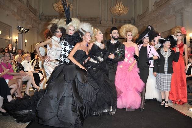 Harald Gloeoeckler Modenshow, die zertanzten Schuhe Harald Gloeoeckler inmitten und seiner VIP Models, Guilia Siegel, Barbara Claudia Engel, Kim Sanders, Dynelle Rhodes, Kristina Bach, Elna Magret Prinzessin zu Bentheim und Steinfurt, Cathy Lugner, Dagmar Frederic, Sarah Knappik Harald Gloeoeckler inziniert seine neuen Modenshow zur Fashion Week , die zertanzten Schuhe mit Promis im Hotel de Rome in Berlin 27.06.2016