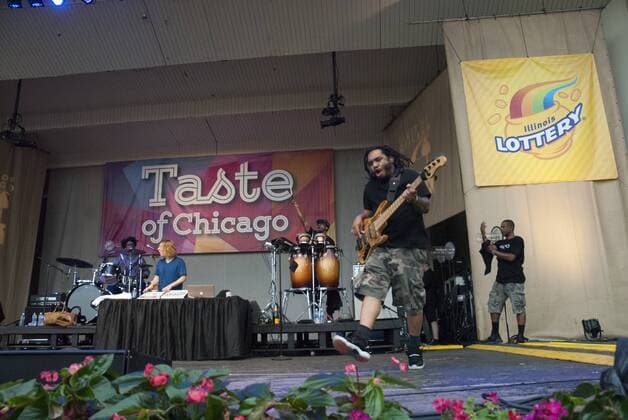 July 6, 2016 - Chicago, IL, USA - Taste of Chicago, one of Chicago s favorite festivals began on Wednesday July 6th and runs through Sunday, July 10, 2016. Grant Park in the center of the City is lined with food stations where Taste-goers can get a sampling from 39 restaurants. Each night, musicians fill the park with their sound. Featured musicians during the festival include, The Roots, Billy Idol, the Isley Brothers and Sheila E. Pictured: Guitarist from the Roots Chicago USA - ZUMAh86_