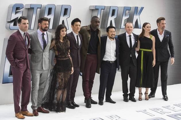 Bilder des Tages London, UK. 12 July 2016. L-R: Zachary Quinto, Karl Urban, Sofia Boutella, John Cho, Idris Elba, Justin Lin, Simon Pegg, Lydia Wilson and Chris Pine. Red carpet arrivals for Star Trek Beyond. Paramount Pictures presents the European Premiere of Star Trek Beyond at the Empire Leicester Square. Star Trek Beyond Premiere, London, UK