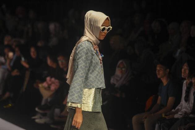 October 28, 2016 - Jakarta, Jakarta, Indonesia - A model walks on the runway to present Indonesian Muslim designer, Anniesa Hasibuan during the Jakarta Fashion Week in Jakarta, Indonesia, on October 28, 2016. Anniesa Hasibuan, 30, has made history by presenting the first ever collection at New York Fashion Week (NYFW) last month to feature hijabs in every look. She also the first Indonesian to have a show at an official NYFW venue. Her collection, called D Jakarta, featured headscarves in gold, silver and pink, metallic silver and gold long skirts, beaded shiny jackets and silky pants. Jakarta Indonesia - ZUMAn230 20161028_zaa_n230_325