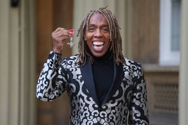 Prominente nach Ordensverleihung vor dem Buckingham Palast . 18 11 2016. London, United Kingdom. Investitures at Buckingham Palace. Buckingham Palace. Playwright, director and screenwriter Richard Beadle-Blair collects his MBE for services to Drama at an Investiture at Buckingham Palace, November 18 2016. Richard is a British actor, director, screenwriter, playwright, singer, designer, choreographer, dancer and songwriter of British West Indian origin. He is the artistic director of multi-media production company Team Angelica. xi-Images xPoolx IIM-13846-0009