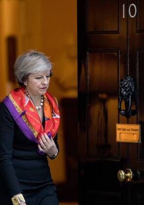 November 28, 2016 - London, London, UK - London, UK. British Prime Minister Theresa May leaves 10 Downing Street. London UK - ZUMAl94_ 20161128_zaf_l94_026