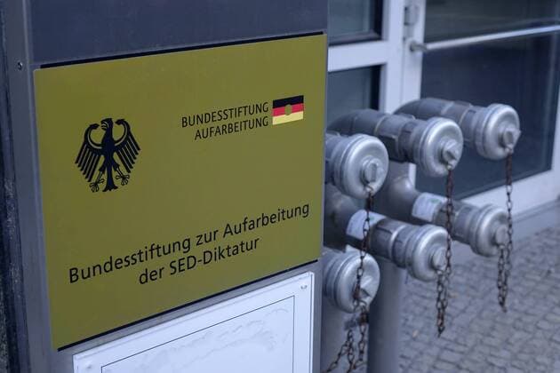 28.11.2016, Mitte, Kronenstrasse, Berlin, Schild der Bundesstiftung Aufarbeitung, Bundesstiftung, Bundesstiftung Aufarbeitung, Bundesstiftung zur Aufarbeitung der SED-Diktatur, Stiftung, Aufarbeitung, SED, Diktatur, Adler, Bundesadler, Wasseranschluss, Löschwasser