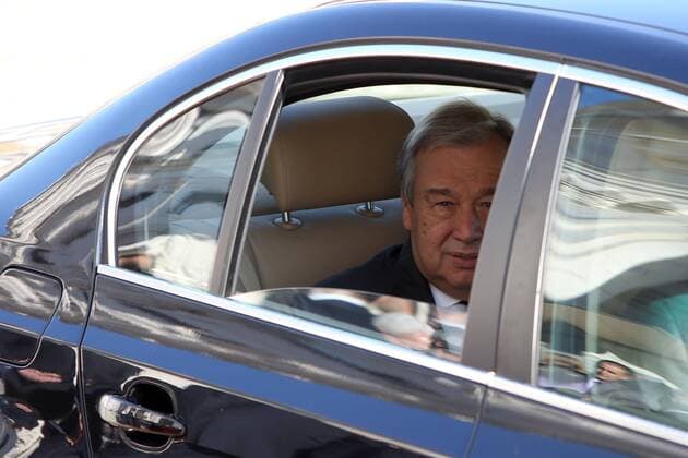 Antonio Guterres erhält Menschenrechtspreis in Lissabon December 23, 2016 - Lisbon, Portugal - Newly sworn-in Secretary General of the United Nations Antonio Guterres leaves the Parliament after a ceremony to award Guterres with a human rights award in Lisbon, Portugal, on December 23 2016. This year s award was given to Antonio Guterres, Secretary-General of the United Nations, for his work in the defense of human rights, especially in the discharge of the duties of United Nations High Commissioner for Refugees (UNHCR). This Prize is awarded annually by the President of the Assembly of the Republic, after hearing the Conference of Leaders, on the proposal of the jury constituted by the Committee on Constitutional Affairs, Rights, Freedoms and Guarantees. Lisbon Portugal - ZUMAn230 20161223_zaa_n230_127