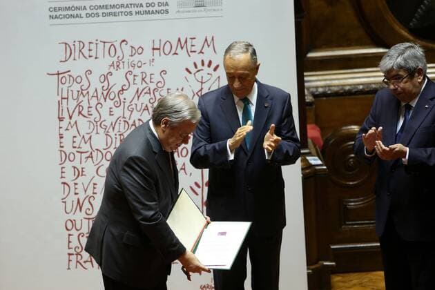 Antonio Guterres erhält Menschenrechtspreis in Lissabon December 23, 2016 - Lisbon, Portugal - Portugal s President Marcelo Rebelo de Sousa (C) and Parliament President Eduardo Ferro Rodrigues (R) applaud Newly sworn-in Secretary General of the United Nations Antonio Guterres during a ceremony to award Guterres with a human rights award at the Parliament in Lisbon, Portugal, on December 23 2016. This year s award was given to Antonio Guterres, Secretary-General of the United Nations, for his work in the defense of human rights, especially in the discharge of the duties of United Nations High Commissioner for Refugees (UNHCR). This Prize is awarded annually by the President of the Assembly of the Republic, after hearing the Conference of Leaders, on the proposal of the jury constituted by the Committee on Constitutional Affairs, Rights, Freedoms and Guarantees. Lisbon Portugal - ZUMAn230 20161223_zaa_n230_130