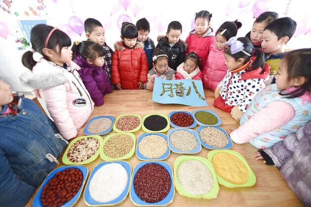 January 4, 2017 - Lianyungang, Lianyungang, China - Lianyungang, CHINA-January 4 2017: (EDITORIAL USE ONLY. CHINA OUT)..Pupils learn to recognize five kinds of cereals under the guidance of teacher at a primary school in Donghai County, Lianyungang City,east China s Jiangsu Province, January 4th, 2017, celebrating the Laba Rice Porridge Festival which falls on January 5th this year. The Laba Rice Porridge Festival is a traditional Chinese festival falls on the 8th day of the 12th month of lunar calendar. It s customary on this day to drink the special porridge, usually stewed of at least eight ingredients. With rice as the main ingredient, this porridge may well contain ingredients like broad beans, red beans, mung beans, red dates, peanuts, chest nuts, both tasty and nutritious. Lianyungang China - ZUMAs145 20170104_zaa_s145_191