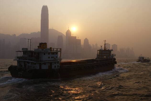 10.12.2003, Hong Kong, Hongkong, HKG - Die Skyline von Hong Kong Island im Abendlicht. Mitterechts das neue International Finance Center. (Asien, Licht, Lichtstimmung, Sonne, Sonnenuntergang, Sunset, Abend, Nacht, Abendlicht, Abendstimmung, Blaue Stunde, Stadtstaat, Wolkenkratzer, Hochhaeuser, Haus, Panorama, Architektur, Stadt, Wasser, Boot, Schiff, Suedchinesisches Meer, Lebenswelten, Lebenswelt, Aussicht, Blick, Stadtansicht, Stadtleben, Stadtlandschaft, Sehenswuerdigkeit, Wahrzeichen, Tourismus, Reise, Verreisen, Ziel, Reiseziel, digital, Reiseform, Staedtereise, China, QF, Sehenswürdigkeit, Südchinesisches Meer) S031210D008.JPG