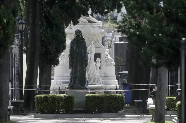 February 15, 2017 - Buenos Aires, Buenos Aires, Argentina - Una de las estatuas del cementerio de la Recoleta cayo golpeando a una persona hoy por la tarde. El lugar fue cerrado se desconoce cuando volvera a abrir sus puertas..CIU 15_2_17 Hernan Zenten Buenos Aires Argentina - ZUMAla1_ 20170215_zaf_la1_001 Copyright: xHernanxZentenox