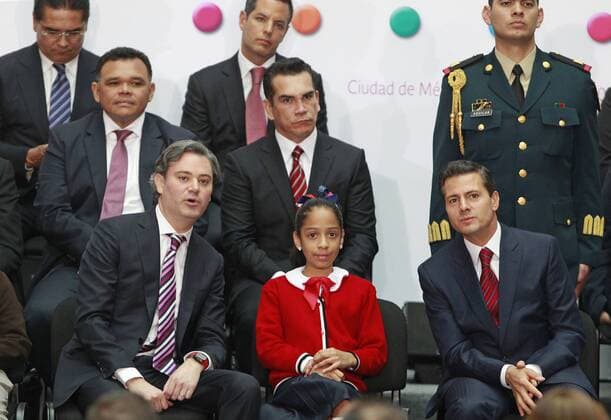 Mexican President Enrique Pena Nieto (R), accompanied by the Secretary of Public Education, Aurelio Nuno Mayer (L), and the student Ashanty Negrete (C), participates in the presentation of the new Educational Model for Mexicans in the Patio de Honor of the National Palace of Mexico City, Mexico, 13 March 2017. Pena Nieto warned that if the country s children and youths were not to be promoted in this field, they would be condemned to an education of the last century. The model renews the education system based on five axes: curricular rethinking, school as the center of the model, teacher training, inclusion and equity, and greater governance of the education system. EFE Mario Guzman Mexican President presents new educational model !ACHTUNG: NUR REDAKTIONELLE NUTZUNG! Copyright: xMarioxGuzmanx MEX101 20170314-636250667315767726