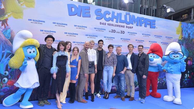 v.l.n.r.: Heiner Lauterbach, Iris Berben, Nora Tschirner, Bianca Heinicke, Christoph Maria Herbst, Lena Gercke, Sami Slimani, Jasmin Gerat, Axel Stein, Tim Oliver Schultz und Rick Kavanian Ankunft am Blauen Teppich zur Deutschlandpremiere des Animationsfilmes, Die Schluempfe, das verlorene Dorf im Cinestar im Sony Center in Berlin, am 02.04.2017