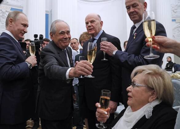 MOSCOW, RUSSIA - APRIL 28, 2017: Russia s President Vladimir Putin, Tatarstan State Counsellor and first President of the Republic of Tatarstan, Mintimer Shaimiev, chief physician of the Ochapovsky Regional Clinical Hospital No 1 (Krasnodar Territory), Vladimir Porkhanov, Sevmash machine-building company fitter Alexei Ivanov, and Soviet and Russian theater and film director, actress, Sovremennik Theatre artistic director Galina Volchek (L-R), drink champagne after an award ceremony to present the Hero of Labour of the Russian Federation medals at Moscow s Kremlin. The Hero of Labour of the Russian Federation title is bestowed on Russian citizens for their contribution to Russia s society, economy, culture, education, industry, and agriculture. Mikhail Metzel TASS TS04A00B