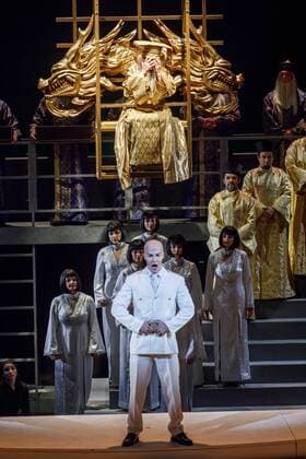 Oper Turandot von Giacomo Puccini DEU Brandenburg Cottbus: Â Am Sonntag, 30. April 2017, 19.00 Uhr, hatte im Großen Haus des Staatstheaters Cottbus die Oper Turandot von Giacomo Puccini Premiere und ist damit erstmals seit 1930 wieder in Cottbus zu sehen. Regisseur und Intendant Martin Schüler inszeniert die letzte Oper des italienischen Ausnahmekomponisten, die dieser unvollendet ließ. Die musikalische Leitung hat Evan Christ. In der Titelrolle ist, nach ihrer gefeierten Tosca-Darbietung, die die südkoreanische Sopranistin Soojin Moon zu erleben, die an führenden Opernhäusern des In- und Auslands singt und zum zweiten mal im Staatstheater zu erleben ist. Den Prinzen Calaf verkörpert Tenor Martin Shalita, der erstmals in Cottbus zu Gast ist. Das Bühnenbild für Turandot entwarf Walter Schütze, der nach La Traviata, Tosca, Don Carlos ber