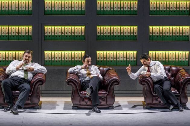 Oper Turandot von Giacomo Puccini DEU Brandenburg Cottbus: Â Am Sonntag, 30. April 2017, 19.00 Uhr, hatte im Großen Haus des Staatstheaters Cottbus die Oper Turandot von Giacomo Puccini Premiere und ist damit erstmals seit 1930 wieder in Cottbus zu sehen. Regisseur und Intendant Martin Schüler inszeniert die letzte Oper des italienischen Ausnahmekomponisten, die dieser unvollendet ließ. Die musikalische Leitung hat Evan Christ. In der Titelrolle ist, nach ihrer gefeierten Tosca-Darbietung, die die südkoreanische Sopranistin Soojin Moon zu erleben, die an führenden Opernhäusern des In- und Auslands singt und zum zweiten mal im Staatstheater zu erleben ist. Den Prinzen Calaf verkörpert Tenor Martin Shalita, der erstmals in Cottbus zu Gast ist. Das Bühnenbild für Turandot entwarf Walter Schütze, der nach La Traviata, Tosca, Don Carlos ber