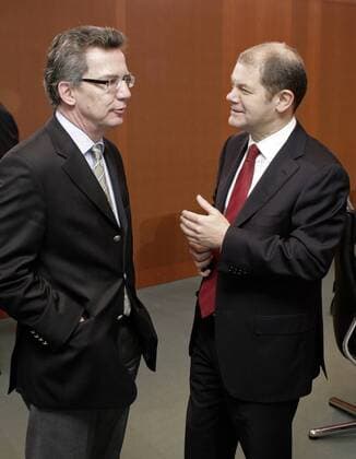 Thomas DE MAIZIERE (l), CDU , Chef des Bundeskanzleramts , und Olaf SCHOLZ , SPD , Bundesarbeitsminister . Vor einer Kabinettssitzung . Berlin , Deutschland . Thomas DE MAIZIERE (l), CDU , Chief of the Chancellor s Office , and Olaf SCHOLZ , SPD , Federal Minister of Labour of Germany. Berlin , Germany . 05.12.2007 , , , Berlin DEU Deutschland Copyright: xThomasxKoehlerx