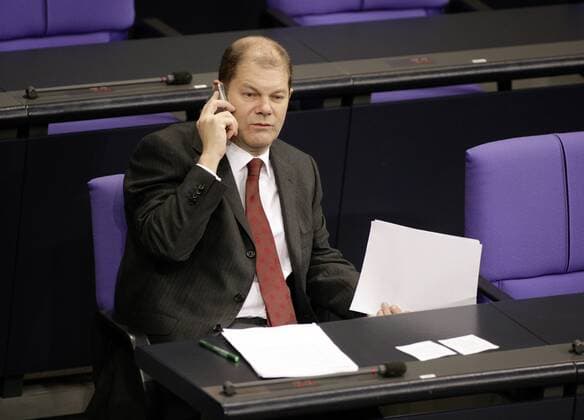 Olaf SCHOLZ , SPD , Bundesarbeitsminister , im Bundestag . Berlin , Deutschland . Olaf SCHOLZ , SPD , Federal Minister of Labour of Germany . Berlin , Germany . 12.12.2007 , , , Berlin DEU Deutschland Copyright: xThomasxImox