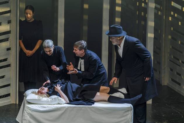 Hexenjagd am Staatstheaters Cottbus DEU Brandenburg Cottbus: Â Am Samstag, 20. Mai 2017, kam im Großen Haus des Staatstheaters Cottbus Arthur Millers berühmtes Schauspiel Hexenjagd zur Premiere. Regie führt Andreas Nathusius, der erstmals in Cottbus zu Gast ist. Arthur Miller schrieb Hexenjagd 1953 vor dem Hintergrund der amerikanischen Kommunistenhetzjagd unter Senator McCarthy. Bis heute ist das Schauspiel ein beklemmendes Psychogramm einer Gesellschaft im religiösen Wahn. Der abstrakte, objekthafte Bühnenraum von Ausstatterin Annette Breuer lässt Assoziationen an Kirchen und mennonitische Scheunengebäude zu. Heidrun Bartholomäus, Sigrun Fischer, Maja Lehrer, Ariadne Pabst, Lisa Schützenberger (Abigail Williams), Lucie Thiede, Susann Thiede, Michael Becker, Rolf-Jürgen Gebert, Gunnar Golkowski (John Proctor), Thomas Harms, Alexander Höchst (Reverend Hale), Ol