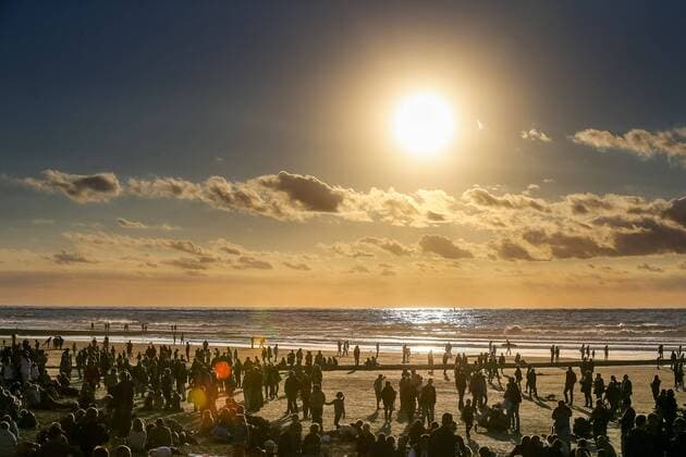 Norderney Strand der Nordseeinsel Norderney, Insel, Nordsee, beach, Straende, Abendstimmung, Sonnenuntergang, sunset, abends, untergehende Sonne, draussen, Aussenaufnahme, Urlaub, Ferien, im Freien, Urlaubsstimmung, Nordsee, Nordseekueste, Kueste, coast, Niedersachsen, Musikfestival Summertime, Festival, HenningxAngerer
