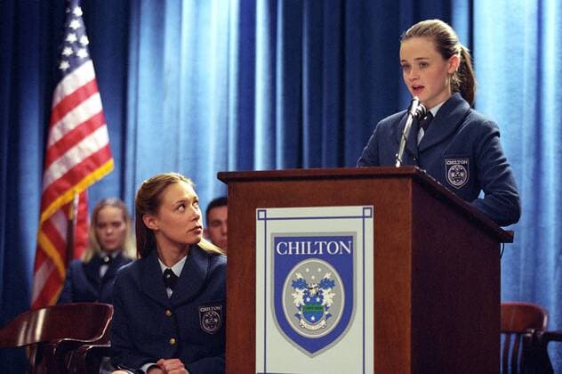 Studio Publicity Still from Gilmore Girls Episode name: It Should ve Been Lorelai Lisa Weil, Alexis Bledel 2002 Photo credit: Ron Batzdorff Los Angeles CA Copyright: xAPCx 307541331