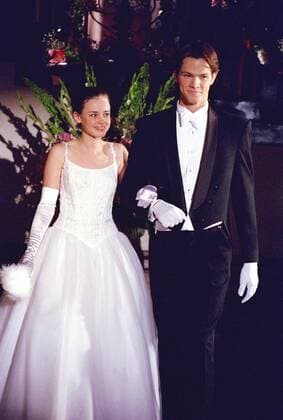 Studio Publicity Still from Gilmore Girls Episode Name: Presenting Lorelai Gilmore Alexis Bledel, Jared Padelecki 2001 photo credit: Mike Ansell Los Angeles CA Copyright: xAPCx 308471587