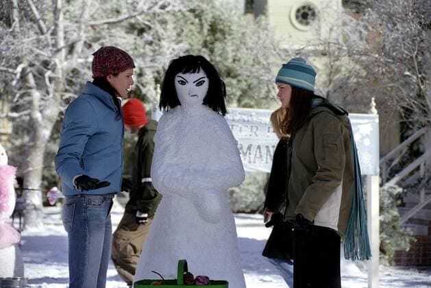 Studio Publicity Still from Gilmore Girls Episode Name: The Bracebridge Dinner Lauren Graham, Alexis Bledel 2001 photo credit: Ron Batzdorff Los Angeles CA Copyright: xAPCx 308471588