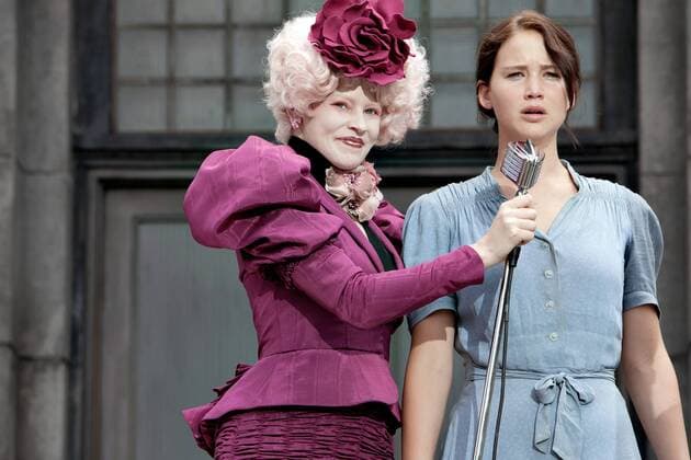 Effie Trinket (Elizabeth Banks, left) and Katniss Everdeen (Jennifer Lawrence) in THE HUNGER GAMES. Copyright: xPhotoxcredit:xMurrayxClosex 31361_011
