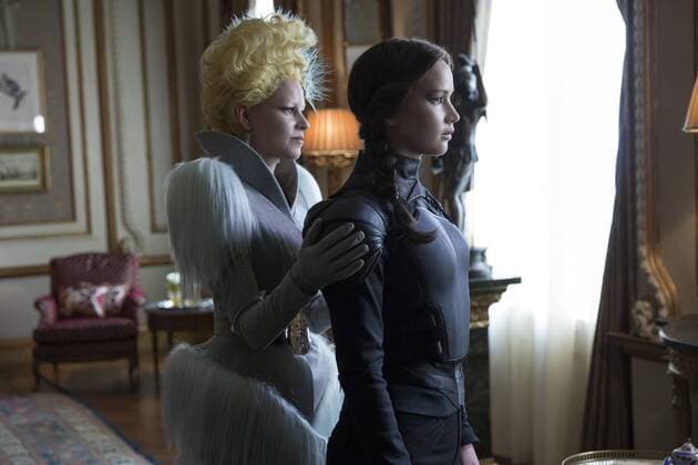 Effie Trinket (Elizabeth Banks, left) and Katniss Everdeen (Jennifer Lawrence, right) in THE HUNGER GAMES: MOCKINGJAY - PART 2 Los Angeles CA Copyright: xMurrayxClosex 32747_001THA
