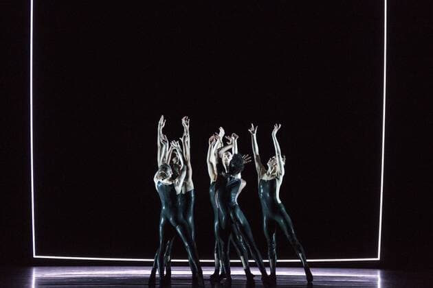 London, UK. 27 June 2017. Alexander Whitley Dance Company present the World Premiere of 8 Minutes at Sadler s Wells Theatre. 8 Minutes is choreographed and directed by Alexander Whitley, performers: Julia Sanz Fernandez, David Ledger, Luke Crook, Victoria Roberts, Hannah Eckholm, Tia Hockey and Leon Poulton. Performances at Sadler s Wells on 27th and 28th June 2017. The piece is a Sadler s Wells commission, co-commissioned by DanceEast & Trinity Laban Conservatoire of Music & Dance. Photo: Vibrant Pictures Alamy Live News Alexander Whitley Dance Compan, 8 Minutes, Sadler s Wells, London, UK