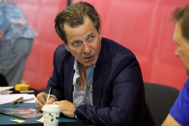 Der Schauspieler Dirk Benedict (Kampfstern Galactica, Das A-Team, u.a.) schreibt Autogramme, Einzelbild, Event, Messe, Comic Con Germany 2017 in Stuttgart, xozx