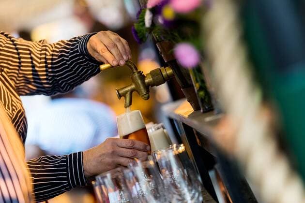 08.09.2017, Berlin, Deutschland, GER - Ein Bier wird frisch vom Hahn gezapft. (Bier, gezapft, zapfen, Getränk, Trinken, Alkohol, alkoholisch, Hahn, Zapfhahn, Nahrungsmittel, Genussmittel, Kellner, Kellerin, Gastronimie, Bierindustrie, Gastro, Hand, Hände, Bierglas, Glas, Getränke, Bier zapfen). .