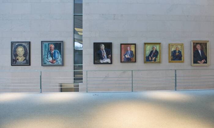 Die Galerie der ehemaligen Bundeskanzler, Gerhard Schroeder, Helmut Kohl, Helmut Schmidt, Willy Brandt, Kurt Georg Kiesinger, Ludwig Erhard, Konrad Adenauer, L-R, im Bundeskanzleramt, Berlin, 12.11.2014. Berlin Deutschland