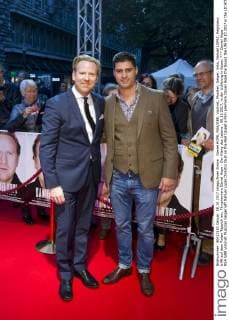 Daniel HOPE, RSA GBR, Violinist, Musiker, Geiger, links, Nahuel LOPEZ, Regisseur, trifft auf dem Roten Teppich ein, Filmpremiere Daniel Hope - Der Klang des Lebens , 08.10.2017, in der Lichtburg in Essen,