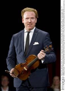 Daniel HOPE, RSA GBR, Violinist, Musiker, Geiger, mit seiner Geige, einer 1737 gebauten LipiŠski-Geige aus der Werkstatt von Guarneri del Gesù, Filmpremiere Daniel Hope - Der Klang des Lebens , 08.10.2017, in der Lichtburg in Essen,