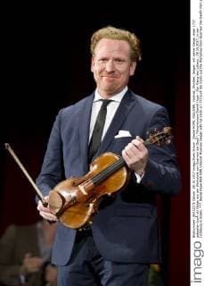Daniel HOPE, RSA GBR, Violinist, Musiker, Geiger, mit seiner Geige, einer 1737 gebauten LipiŠski-Geige aus der Werkstatt von Guarneri del Gesù, Filmpremiere Daniel Hope - Der Klang des Lebens , 08.10.2017, in der Lichtburg in Essen,