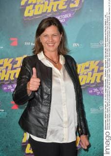 Politikerin Ilse Aigner (CSU) bei der Weltpremiere von Fack Ju Göhte 3 , mit Daumen nach oben, Geste, Gestik, zuversichtlich, optimistisch Muenchen, Deutschland, 22.10.2017, Kino, Weltpremiere, Fack Ju Göhte 3,