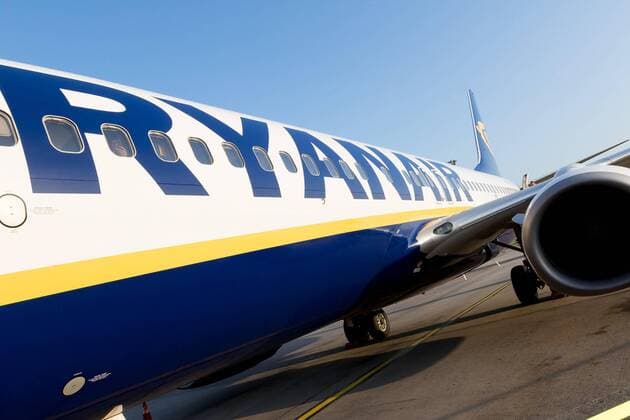 Berlin THEMENBILD - Ryanair ist eine irische Billigfluggesellschaft mit Sitz in Dublin und Heimatbasis auf dem Flughafen Dublin. Sie ist Mitglied der European Low Fares Airline Association und nach Passagierzahlen mit 117 Millionen Reisenden im Jahr 2016 die groesste Fluggesellschaft Europas, im Bild ein Flugzeug von Ryanair. Aufgenommen am 17. Oktober 2017 Ryanair is an Irish low-cost airline founded in 1984, headquartered in Swords, Dublin, Ireland, with its primary operational bases at Dublin and London Stansted airports. In 2016, Ryanair was the largest European airline by scheduled passengers flown, and carried more international passengers than any other airline, This picture shows air airplane of Ryanair, Berlin, Germany on 2017 10 17.