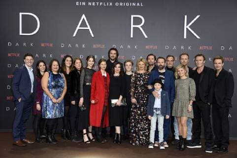 Kelly Luegenbiehl, Karoline Eichhorn, Lisa Vicari, Jantje Friese, Max Wiedemann, Maja Schöne, Louis Hofmann, Jördis Triebel, Quirin Berg, Tom Philipp Kloth, Baran bo Odar, Justyna Müsch, Mark Waschke, Oliver Masucci und Andreas Pietschmann bei der Premiere der Netflix Serie Dark im Kino im Zoo-Palast. Berlin, 20.11.2017