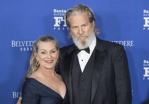 November 30, 2017 - Santa Barbara, California, USA - Actor JEFF BRIDGES and his wife SUSAN GESTON on the red carpet at the 12th annual Kirk Douglas Award for Excellence in Film honoring Dame Judi Dench. The award goes to a lifelong contributor to cinema through work in front of the camera, behind, or both. Past honorees include Warren Beatty, Jane Fonda, Jessica Lange, Forest Whitaker, Robert DeNiro, Michael Douglas, Harrison Ford, Quentin Tarantino, Ed Harris, and John Travolta. Proceeds from the black-tie event support the Santa Barbara International Film Festivals education programs. Santa Barbara USA - ZUMAh13_ 20171130_zaf_h13_005 Copyright: xPJxHellerx