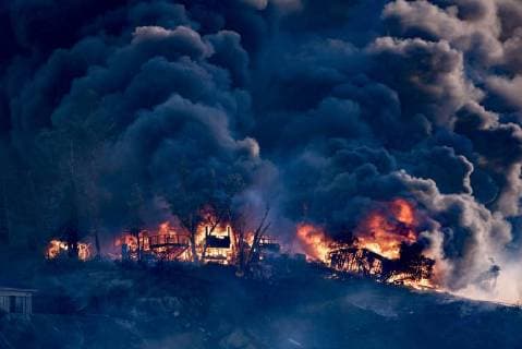 December 5, 2017 - Los Angeles, California, United States - A house is engulfed in flames as the Creek Fire burns. The raging fire fueled by strong Santa Ana winds has burned more than 11,000 acres and caused the evacuation of 115,000 residents. Los Angeles United States - ZUMAn230 20171205_zaa_n230_746 Copyright: xRonenxTivonyx