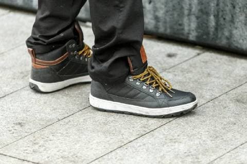 Tallinn, Estonia, 08.12.2017 Shoes, boots, legs, walking, streets. Tallinn Harjumaa Estonia Copyright: xKonstantinxSednevx