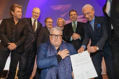 Bilder des Tages Hannover, 19.12.2017, HCC, Verleihung Leibniz Ring an Hans Georg Näder, Chef des Medizintechnik- und Prothesenherstellers Otto Bock aus Duderstadt (Kreis Göttingen), von links: Stefan Schostok, Jan Hofer, Liz Mohn, Hans Georg Näder, Sigmar Gabriel, Prof. Dr. Madjid Samii,