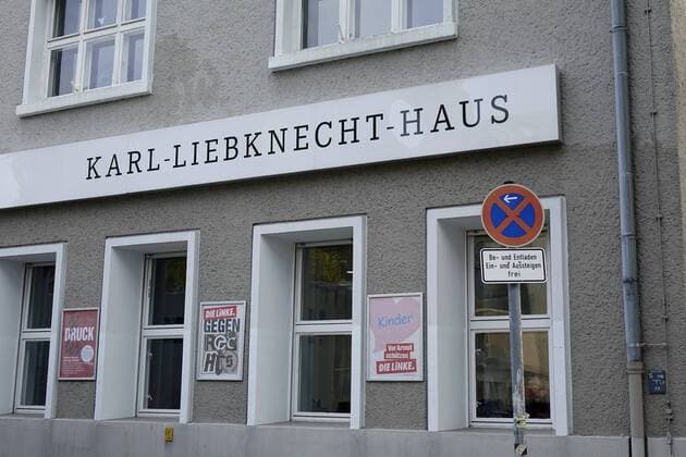 08.11.2017, Mitte, Kleine Alexanderstrasse, Berlin, Karl-Liebknecht-Haus und Verkehrsschild, Karl-Liebknecht-Haus, Bürogebäude, Gebäude, Büros, denkmalgeschützt, Partei, Die Linke, Karl Liebknecht, Marxist, Antimilitarist, Verkehrszeichen, Halteverbot, Verbot