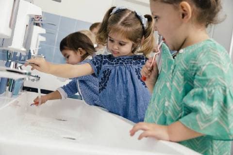 Children brushing their teeth in bathroom of a kindergarten model released Symbolfoto property released MFF04104