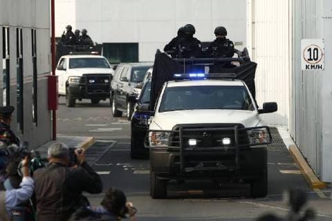 A caravan of official vehicles escorts ex-governor of the state of Quintana Roo, Roberto Borge, during his transfer from the hangar of the Attorney General s Office of the Mexican capital, to the Nezahualcoyotl prison, to face the accusations of corruption, after being extradited from Panama, where he was arrested last June, Mexico City, Mexico, 04 January 2018. Borge who governed the southeastern state of Quintana Roo from 2011 to 2016 by the ruling Institutional Revolutionary Party (PRI), will be tried on federal and common law charges, including money laundering, illicit use of power, embezzlement (misappropriation of public funds ) and irregular performance of the public function. Former Governor Borge arrives in Mexico from Panama to face justice !ACHTUNG: NUR REDAKTIONELLE NUTZUNG! Copyright: xJoséxMéndezx MEX02 20180105-636507093219444218