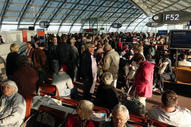 26.03.2017, Paris, Frankreich, FRA - Menschen in einer Wartehalle des Flughafen Charles de Gaulle. (Abflughalle, Airport, Alltag, Betrieb, Charles de Gaulle, Europa, europaeisch, europäisch, Ferien, Fernreise, Fliegen, Flugbetrieb, Fluggaeste, Fluggäste, Flughafen, Flughafengebaeude, Flughafengebäude, Flugpassagiere, Flugreise, Flugverkehr, Frankreich, franzoesisch, französisch, Freizeit, Gates, Gebaeude, Gebäude, Geschaeftsreise, Geschäftsreise, Gesellschaft, innen, Innenaufnahme, Kaukasier, kaukasisch, Lounge, Luftfahrt, Luftverkehr, Menschen, Menschenmenge, Paris, Passagiere, Personen, QF, Querformat, Reisende, Terminal, Tourismus, Urlaub, Urlaubsreise, Verkehr, verreisen, Wartehalle, warten, Westeuropa) 170326D058PARIS.JPG