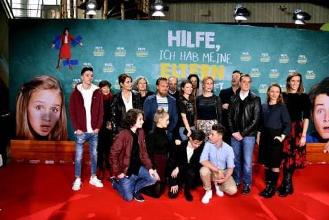 Bilder des Tages Maximilan Ehrenreich ,vorne l-r, Lina Hueesker, Eloi Christ und Oskar Keymer. (2.Reihe L-R) Mario Novembre, Sabine Ludwig, Anja Kling, Corinna Mehner, Axel Stein, Hans Eddy Schreiber, Julia Hartmann, Katja Dor-Helmer, Andrea Sawatzki, Martin Bachmann, Tim Trageser, Christina Bentlage and Eva van Leeuwen posiert am 14.01.2018 in Köln bei der Premiere des Films Hilfe, ich habe meine Eltern geschrumpft , der am 18.01. in die deutschen Kinos kommt.