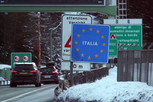 04.02.2018, Gries am Brenner, Tirol, AUT - Grenzuebergang nach Italien am Brennerpass. (A13, Alltag, Asphalt, Ausland, aussen, Aussenaufnahme, Auto fahren, Autobahn, Autofahrt, Automobile, Autos, Autoverkehr, außen, Außenaufnahme, Brenner-Autobahn, EU, Europa, europaeisch, Europaeische Union, europäisch, Europäische Union, Fahrbahn, fahren, fahrend, Fahrzeuge, freie Fahrt, Gesellschaft, Grenze, Grenzgebiet, Grenzkontrolle, Grenzuebergang, Grenzuebertritt, Grenzübergang, Grenzübertritt, Gries am Brenner, gruene Grenze, grüne Grenze, Italien, italienisch, Jahreszeit, Kraftfahrzeuge, Oesterreich, oesterreichisch, Personenkraftwagen, PKW, QF, Querformat, Reise, Rueckansicht, Rückansicht, Schengen, Schengen-Abkommen, Schengener Abkommen, Schild, Schilder, Staatsgrenze, Sterne, Strasse, Strassenschilder, Strassenszene, Strassenverkehr, Straße,