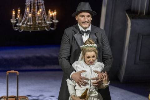 Don Giovanni am Staatstheater Cottbus DEU Brandenburg Cottbus: Â Am Samstag, 24. Februar 2018, hat im Großen Haus des Staatstheaters Cottbus Mozarts Oper Don Giovanni Premiere. Unter der musikalischen Leitung von Evan Alexis Christ und in der Regie von Martin Schüler ist Christian Henneberg in der Titelpartie zu erleben. Die Bühne entwirft Gundula Martin, die Kostüme Susanne Suhr. Die Oper, die bei der Prager Uraufführung am 29. Oktober 1787 Triumphe feierte, zählt heute zu den wichtigsten Werken des Repertoires. In Mozarts opulentem Theaterspiel Don Giovanni wird geliebt, verheimlicht, verkleidet, verwechselt, maskiert und demaskiert wie in einer Art Buffo-Oper, in der die Tragik hinter den Masken hindurchscheint. junge Braut Zerlina ( Liudmila Lokaichuk) (