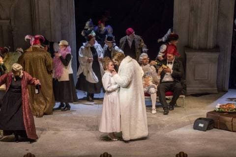 Don Giovanni am Staatstheater Cottbus DEU Brandenburg Cottbus: Â Christian Henneberg in der Titelpartie: Am Samstag, 24. Februar 2018, hat im Großen Haus des Staatstheaters Cottbus Mozarts Oper Don Giovanni Premiere. Unter der musikalischen Leitung von Evan Alexis Christ und in der Regie von Martin Schüler ist Christian Henneberg in der Titelpartie zu erleben. Die Bühne entwirft Gundula Martin, die Kostüme Susanne Suhr. Die Oper, die bei der Prager Uraufführung am 29. Oktober 1787 Triumphe feierte, zählt heute zu den wichtigsten Werken des Repertoires. In Mozarts opulentem Theaterspiel Don Giovanni wird geliebt, verheimlicht, verkleidet, verwechselt, maskiert und demaskiert wie in einer Art Buffo-Oper, in der die Tragik hinter den Masken hindurchscheint. (